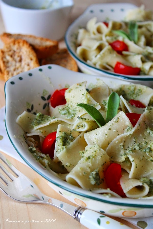 Pasta al pesto di salvia e pomodorini freschi - Pensieri e pasticci