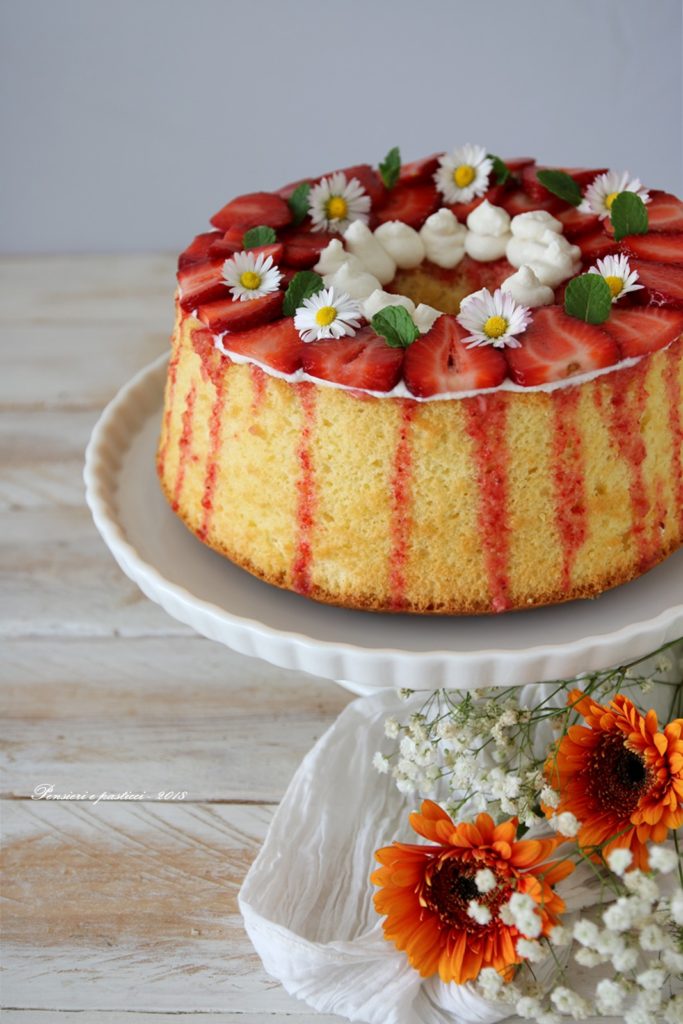 chiffon cake al limone, crema e fragole