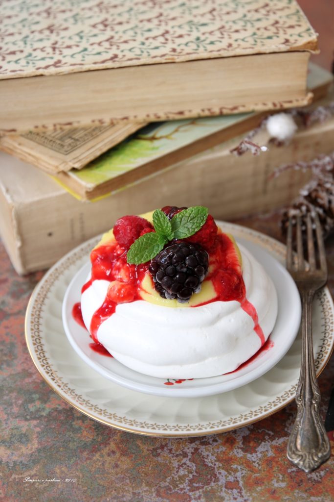 pavlova alla crema e frutti rossi