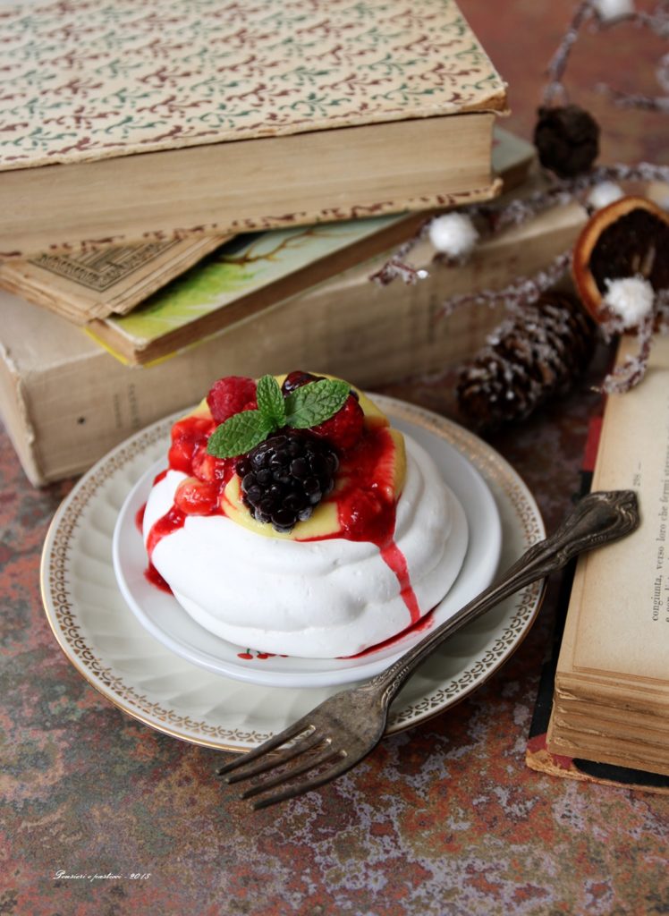 pavlova alla crema e frutti rossi