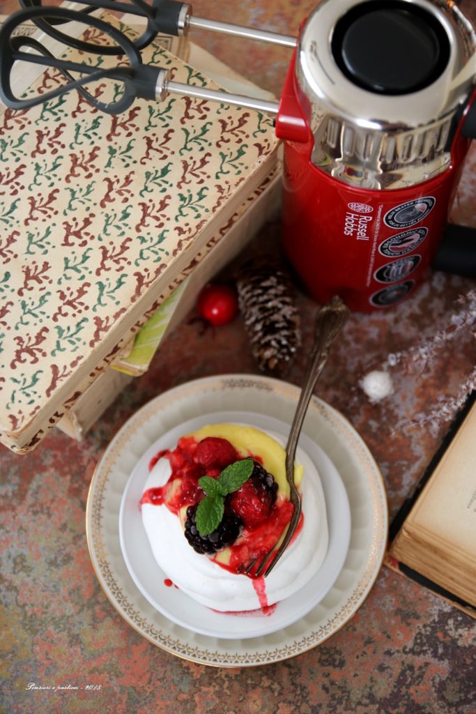 pavlova alla crema e frutti rossi