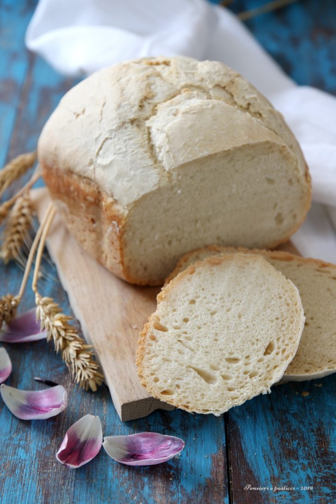 pane bianco con macchina del pane