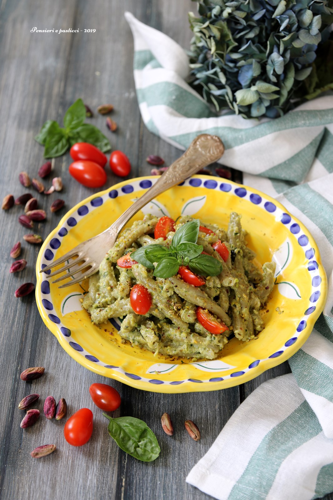 caserecce al pistacchio con pesto di zucchine, pistacchi e pomodorini