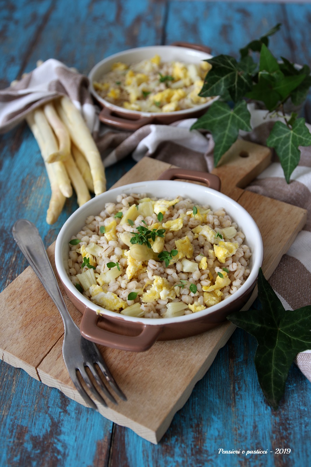 insalata d'orzo mimosa con uovo e asparagi