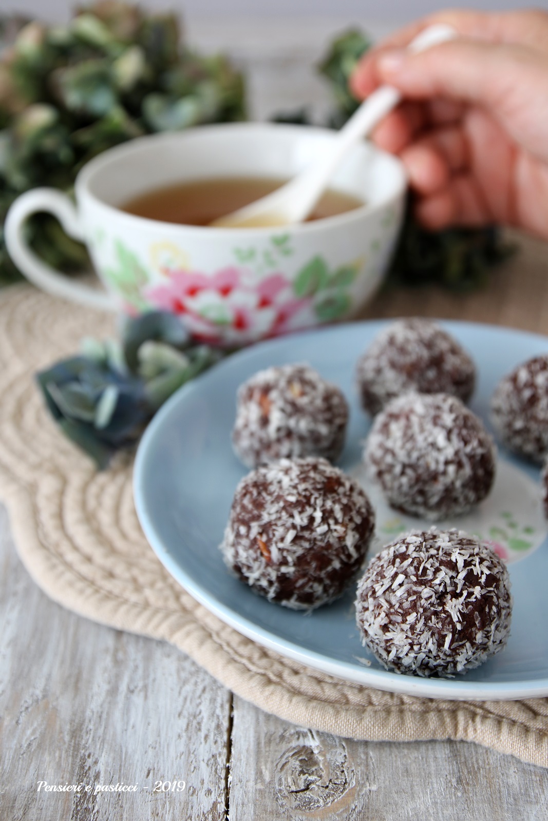 tartufini al cacao con noci pecan e cocco