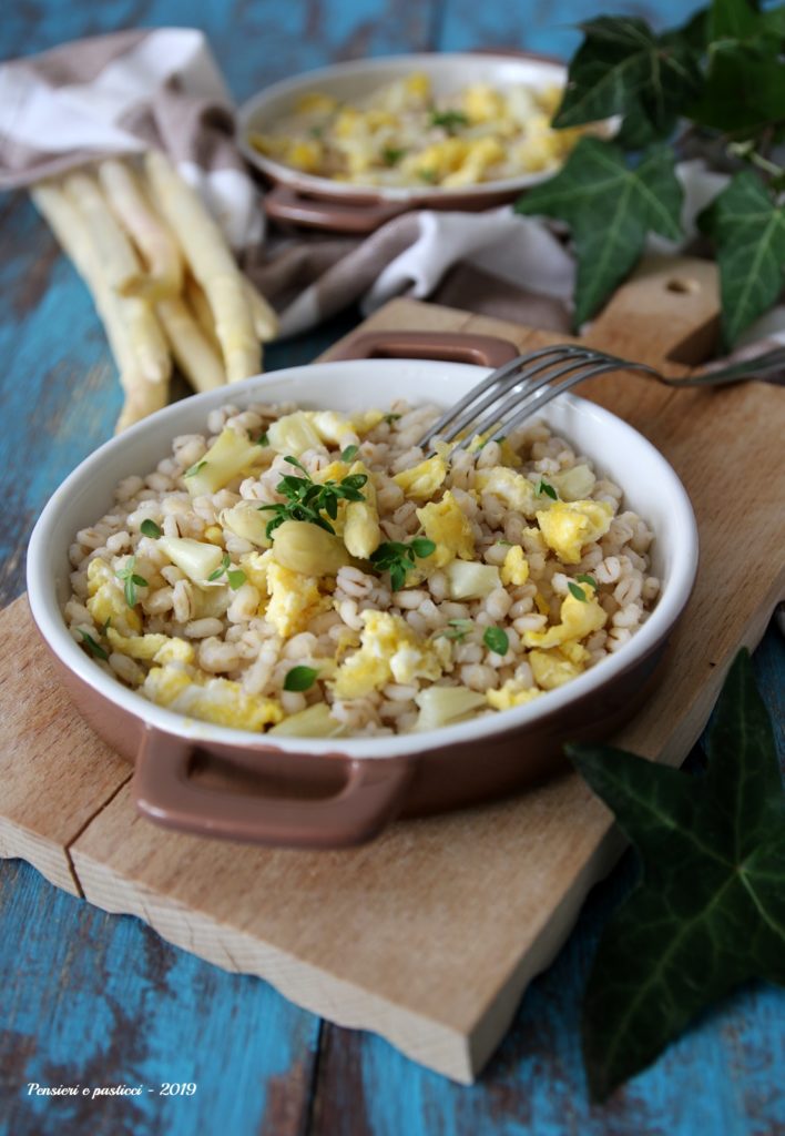 insalata d'orzo mimosa con uova e asparagi