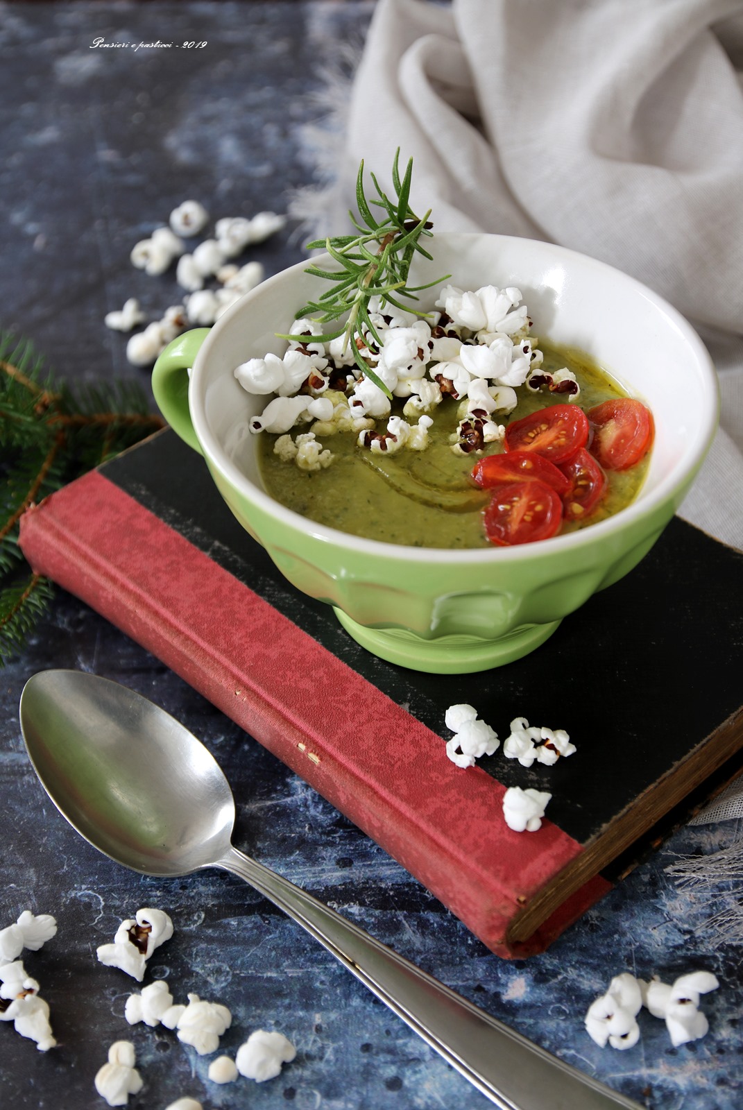 crema di ceci e zucchine con popcorn e pomodorini