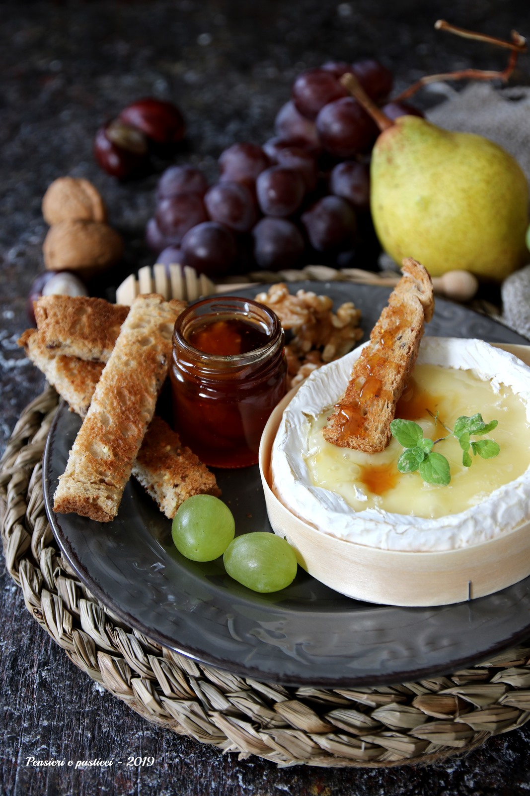 Camembert al forno con toast integrale al miele