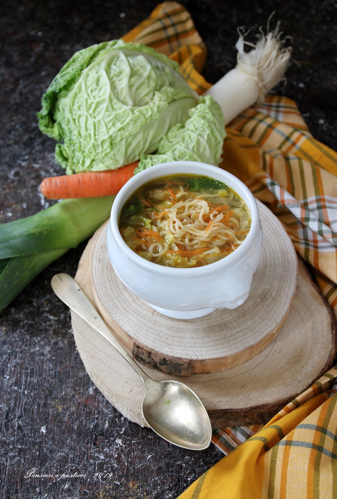 zuppa di noodles e verdure al tè Genmaicha con matcha