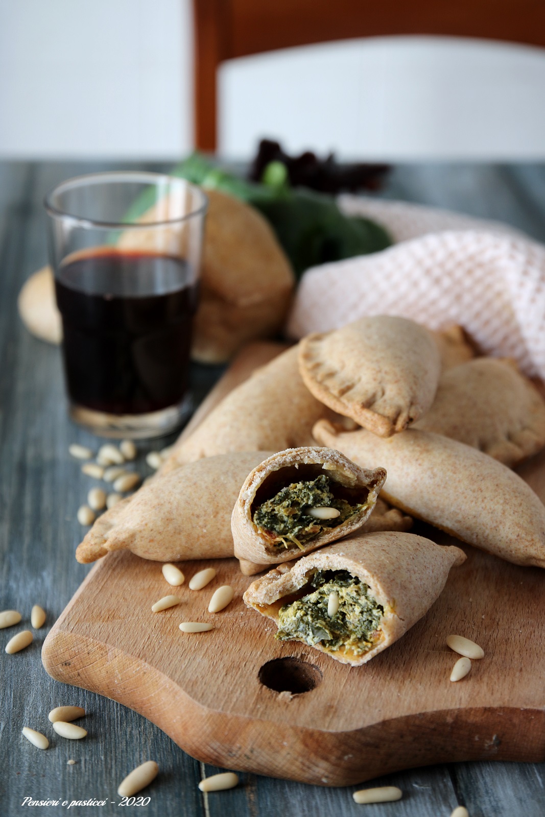 panzerotti al forno con bieta rossa, ricotta e pinoli