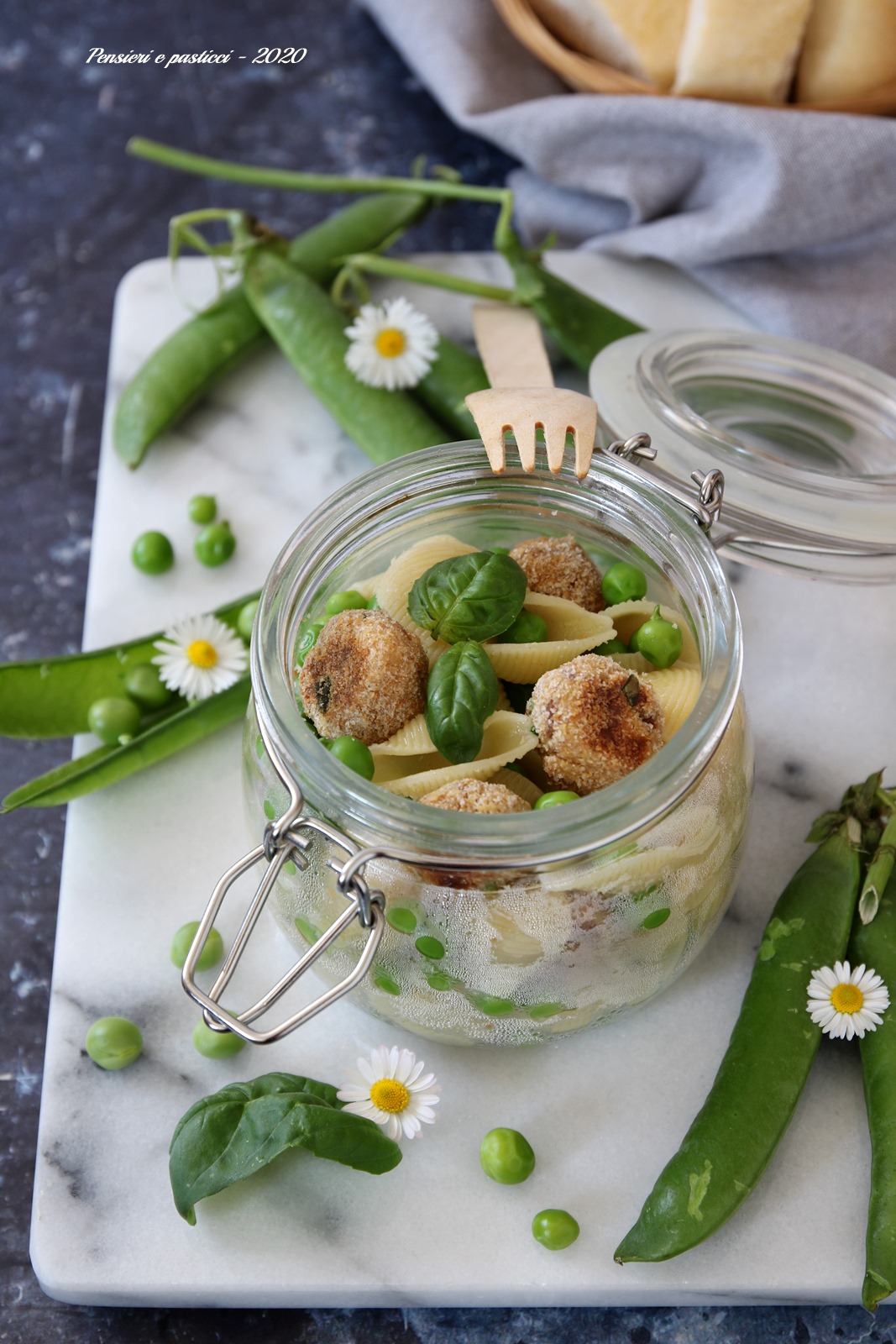 pasta con piselli e polpettine di tonno