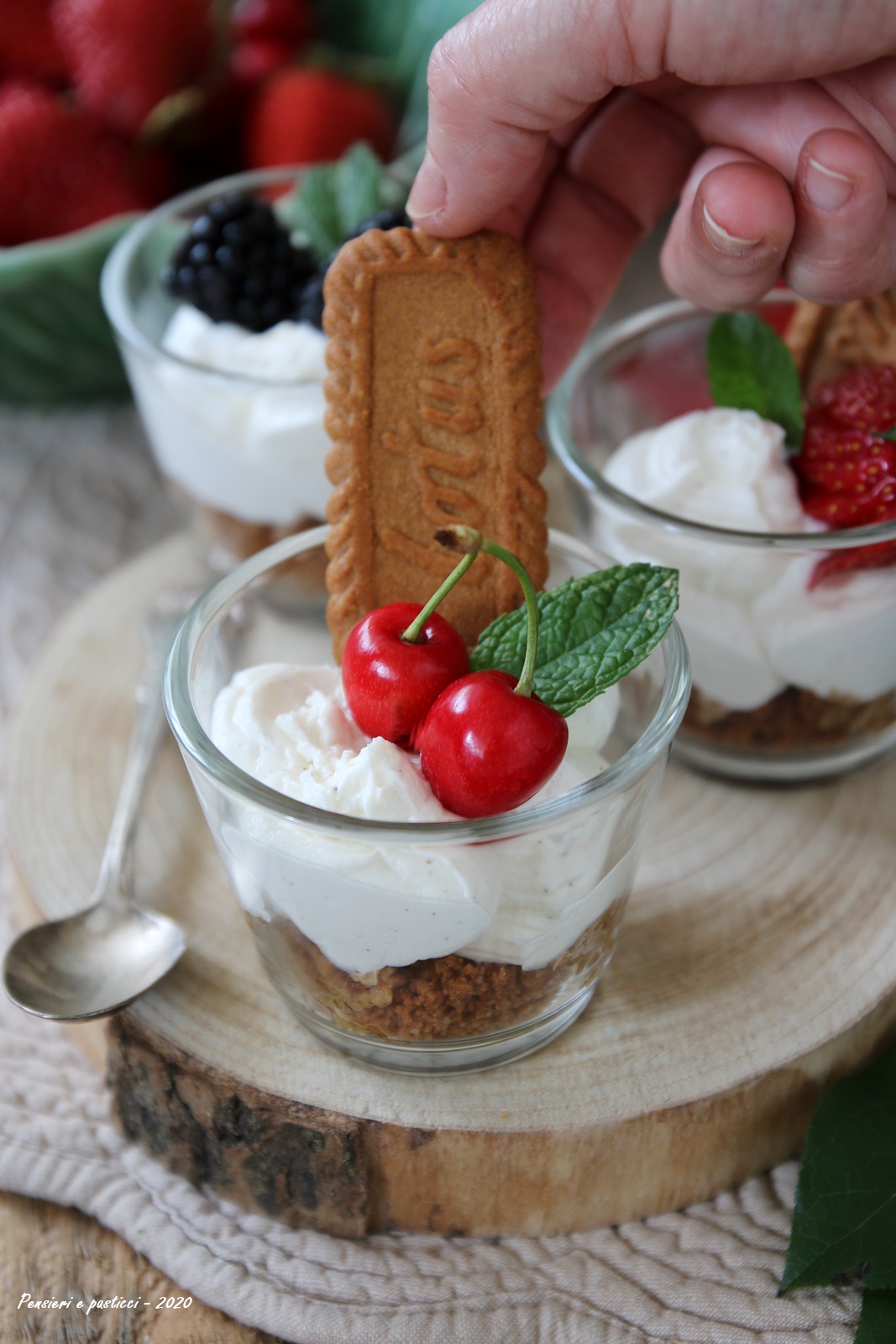 bicchierini con speculoos crema alla vaniglia e frutta fresca