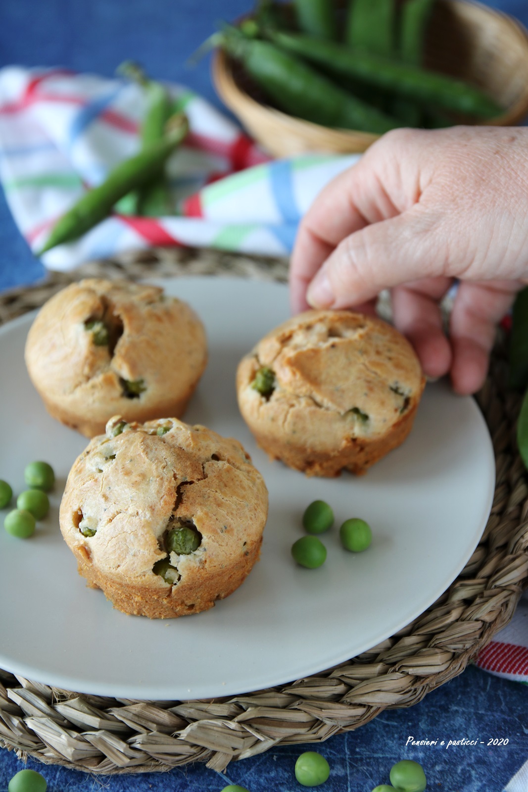 muffins semi-integrali ai piselli e pecorino