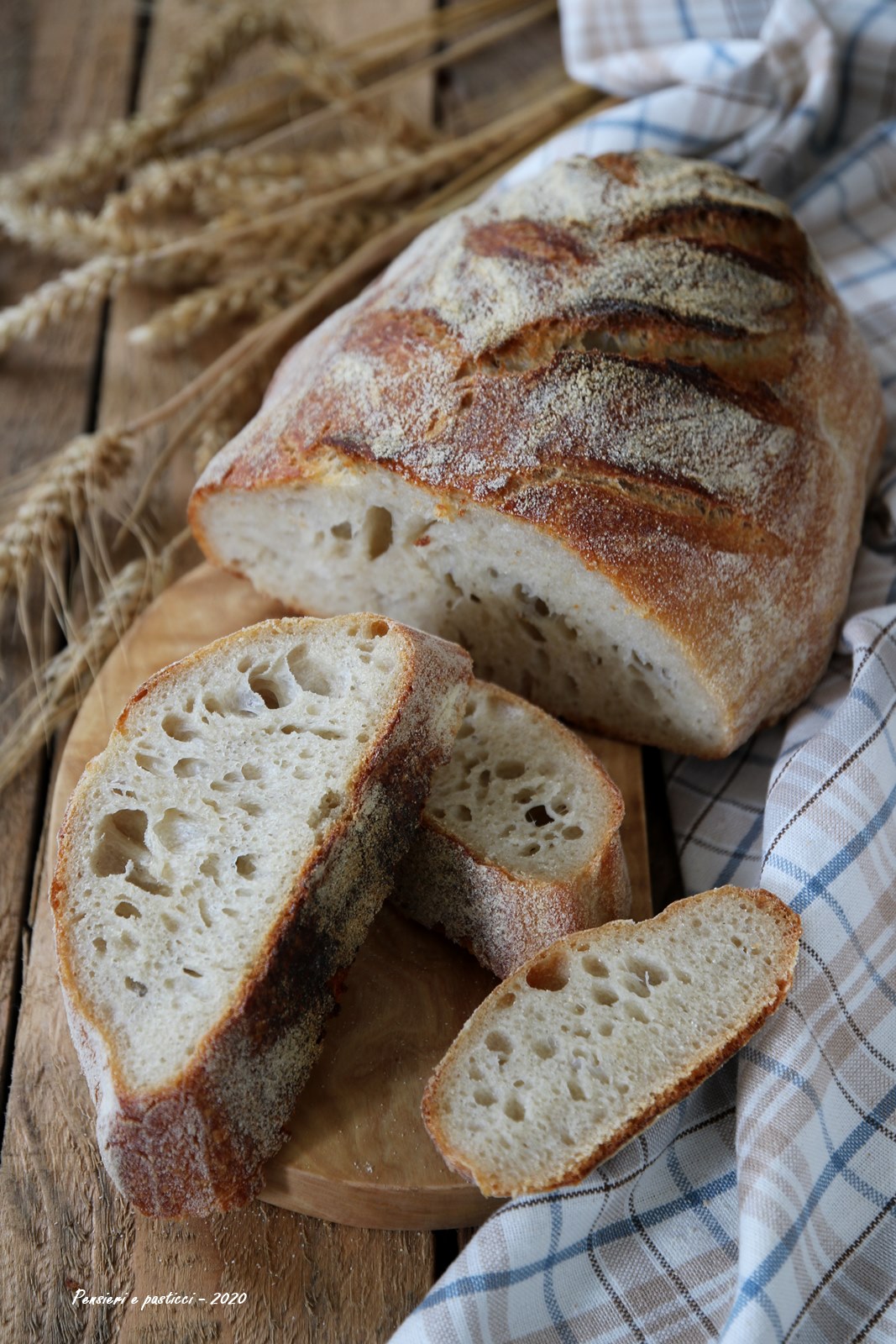 Pane fatto in casa nella pentola di ghisa.