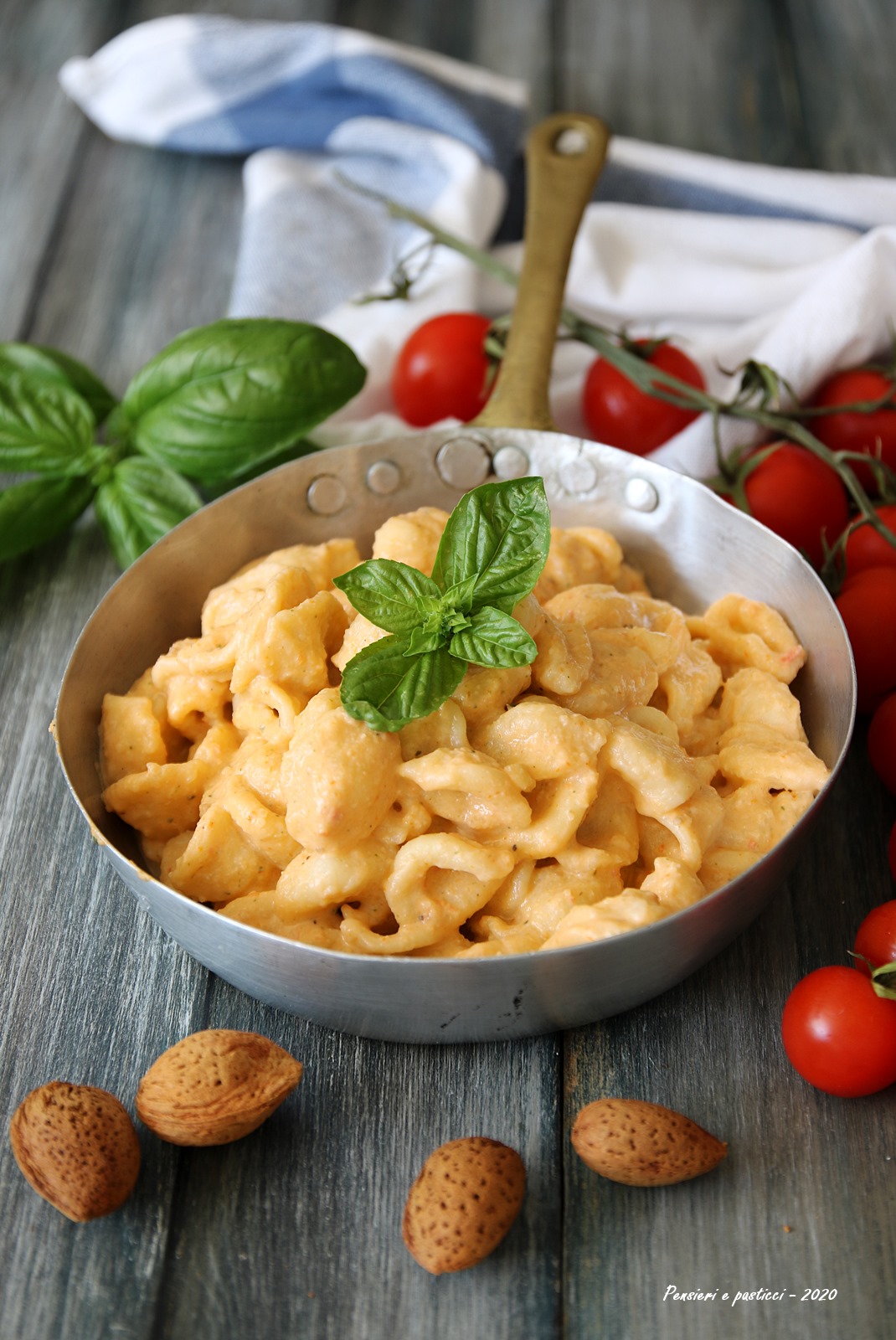 orecchiette al pesto di ricotta mandorle e pomodorini