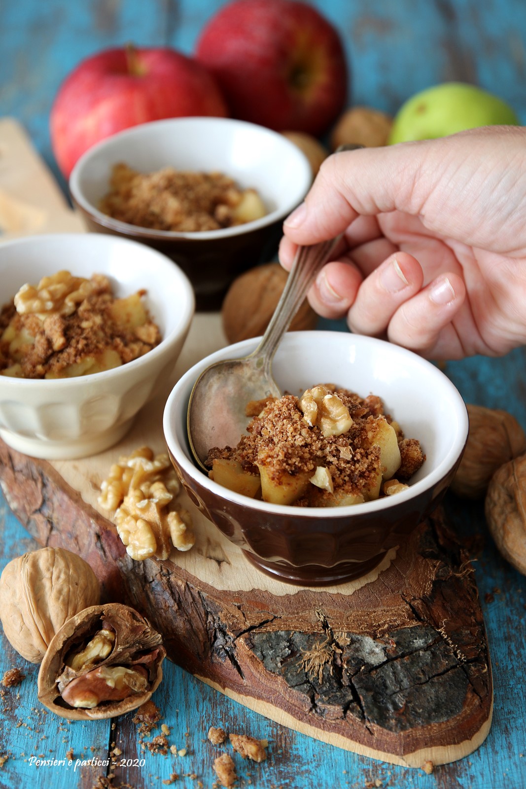 mele con crumble di cacao e nocciole