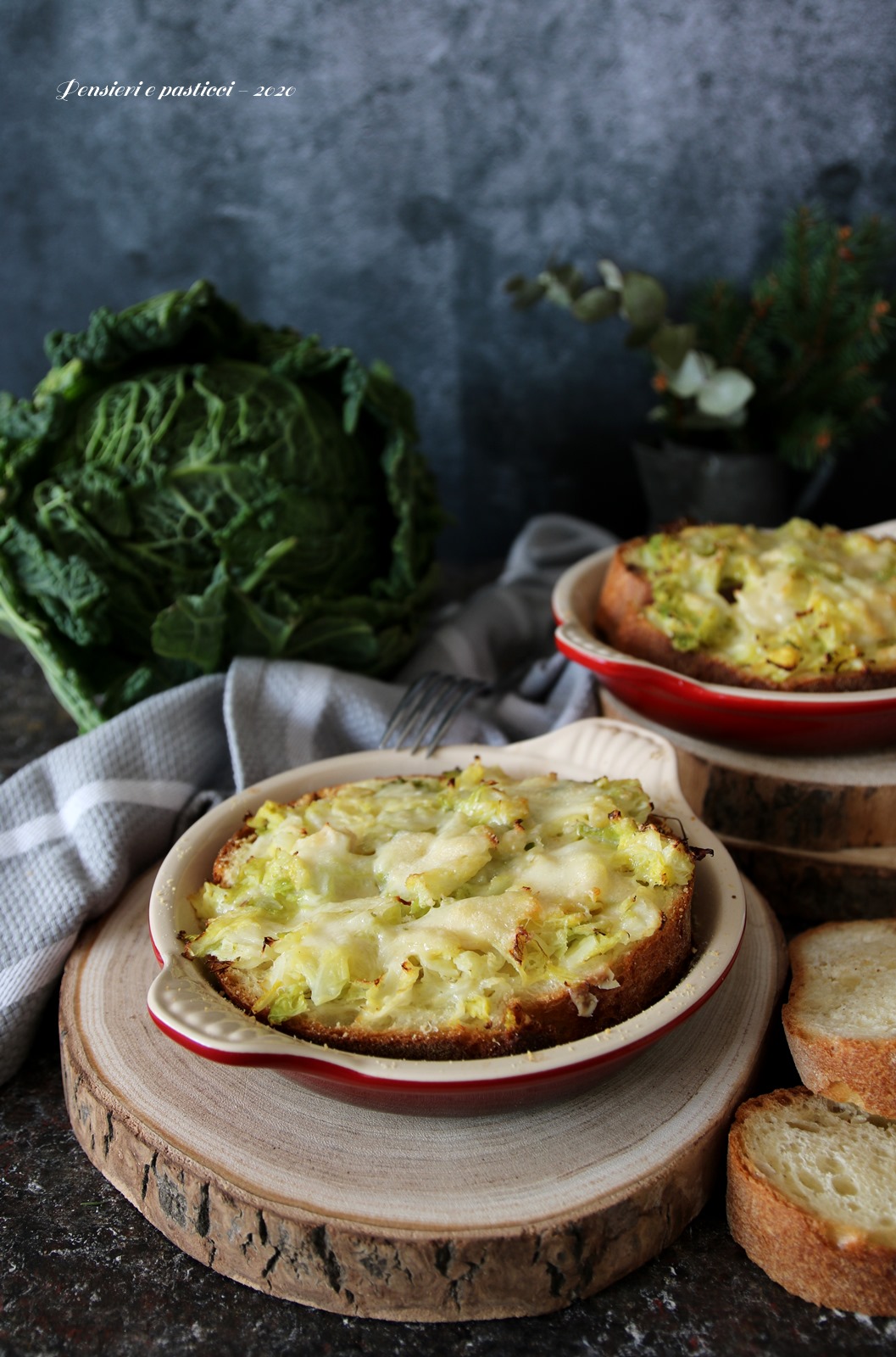 zuppa di cavolo verza con pane e formaggio