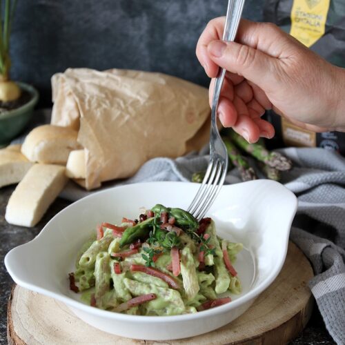 pasta alla crema di caprino asparagi e speck croccante