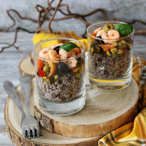 cous cous di grano saraceno con verdure e gamberi in bicchiere