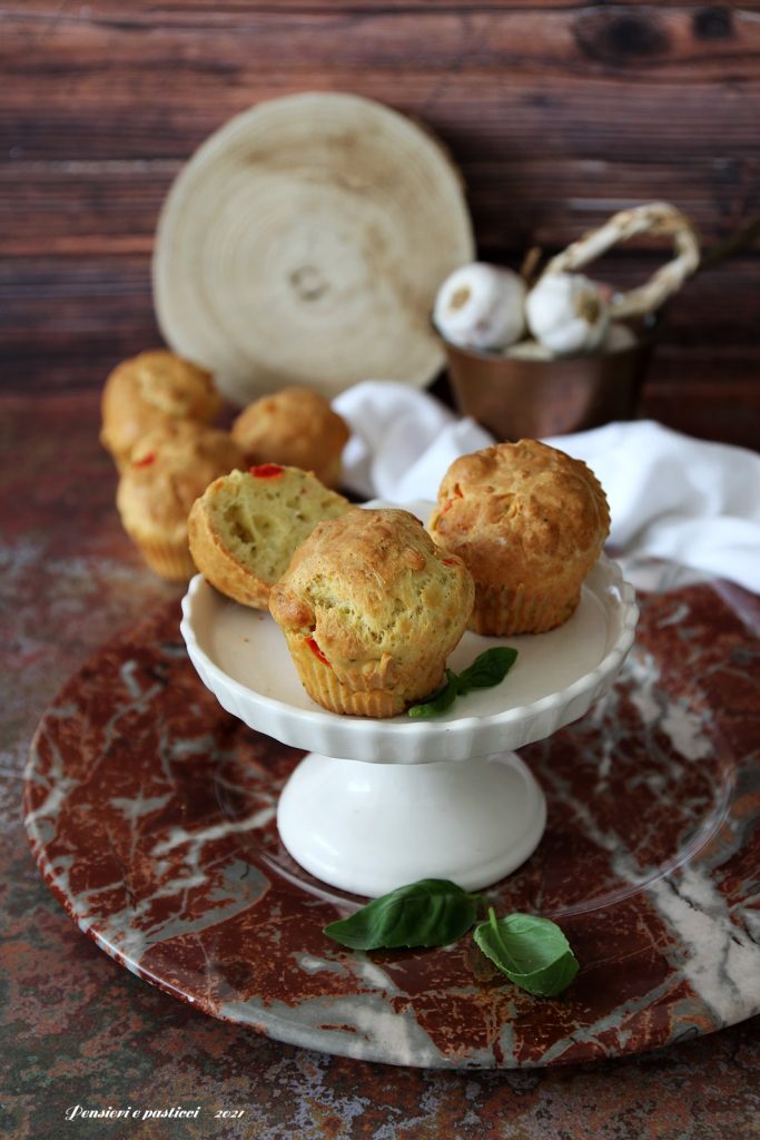 muffins salati ai peperoni e basilico