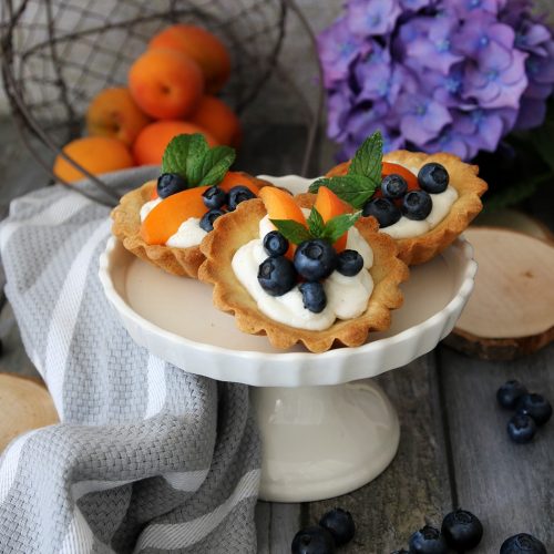 tartellette di frolla all'olio con crema di robiola e frutta fresca