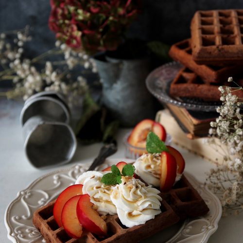 waffels al cacao con crema di robiola e frutta