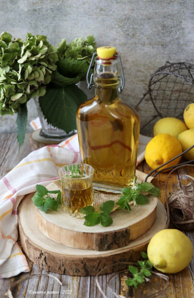 Liquore alla melissa e limone