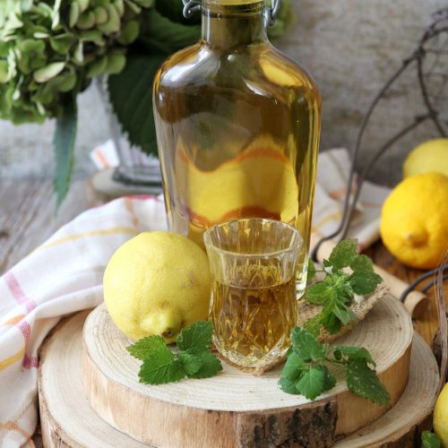 Liquore alla melissa e limone