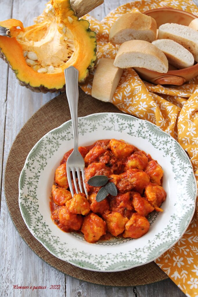 gnocchi di zucca con ragù di luganega