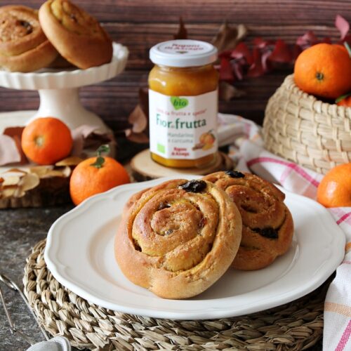 brioches arrotolate al farro con uvette e Fiordifrutta mandarino e curcuma