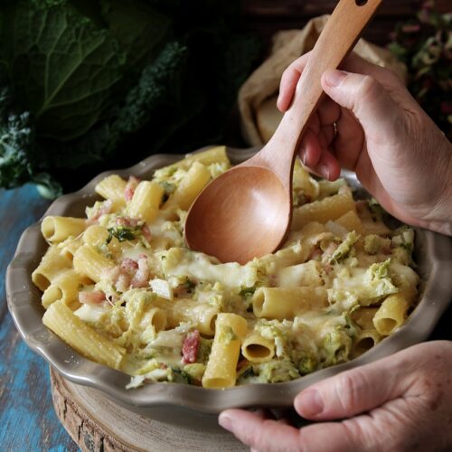 Pasta al forno gratinata alle verze e fontina