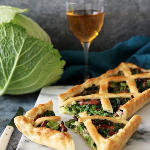 Crostata salata alla verza con pecorino e speck