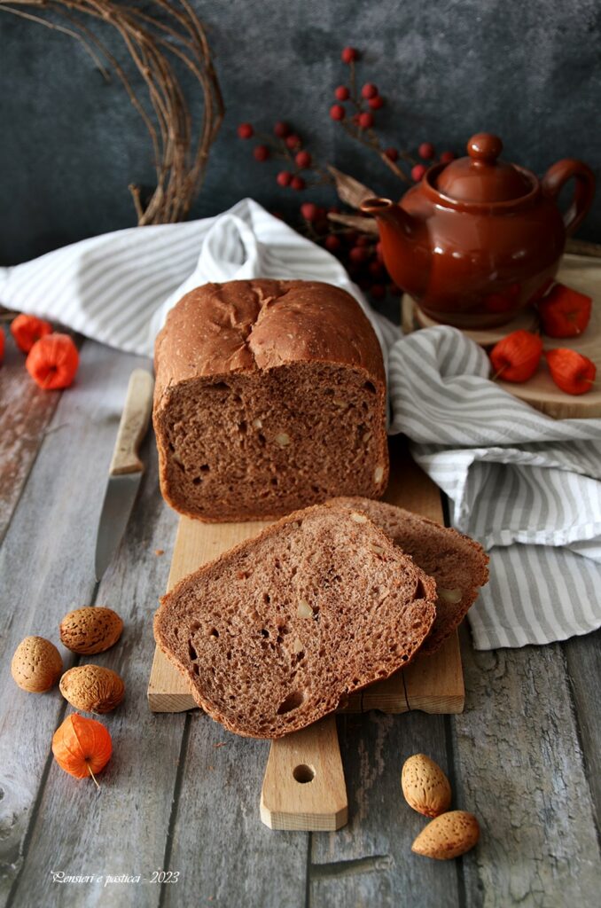 pane al cacao mandorle e uvetta in macchina del pane