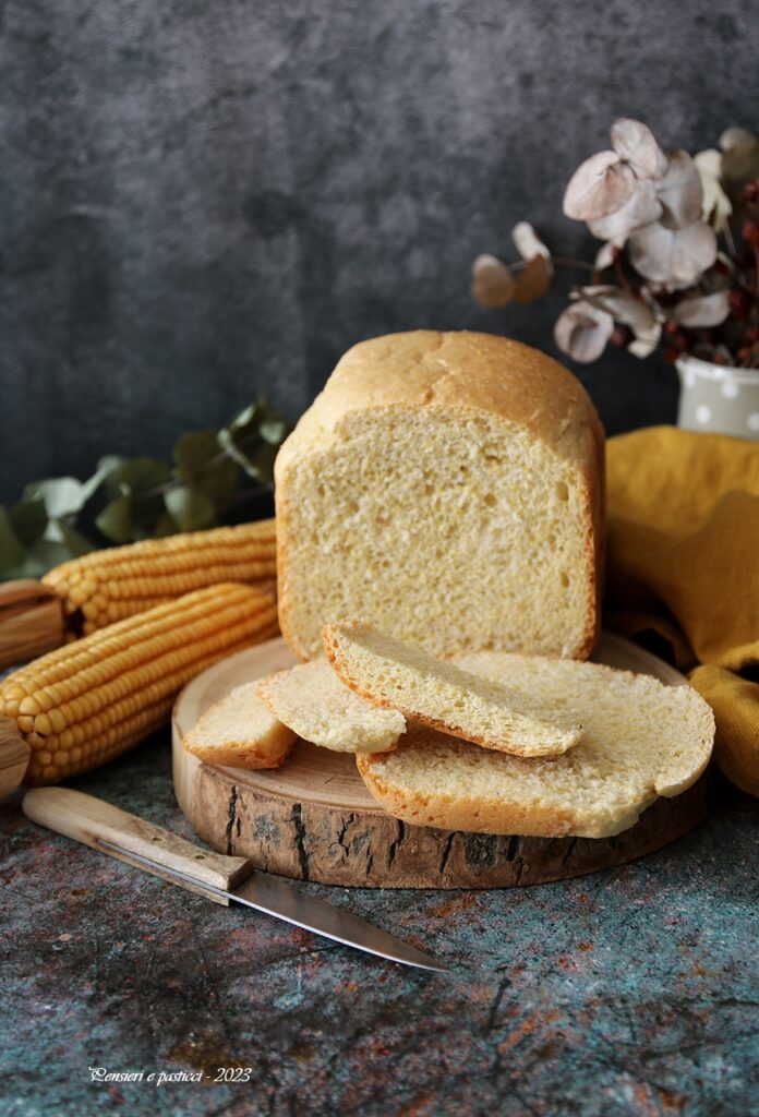 Pane al mais in macchina del pane