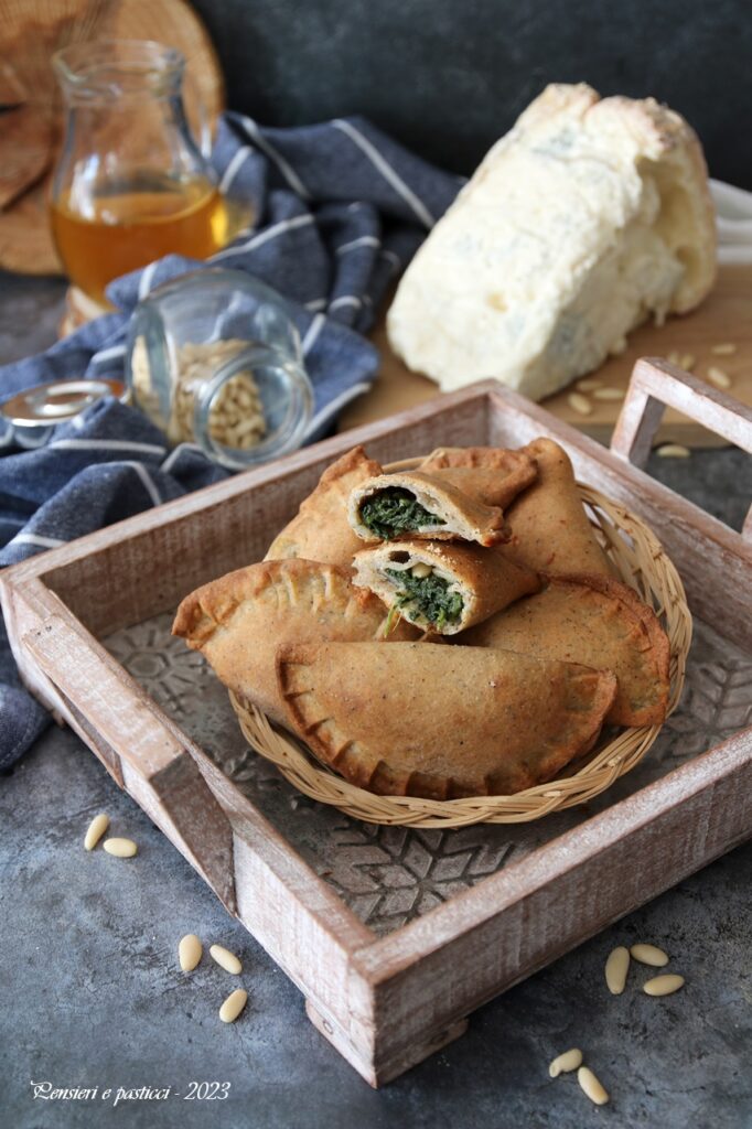 Panzerotti di saraceno con spinaci gorgonzola e pinoli cotti al forno