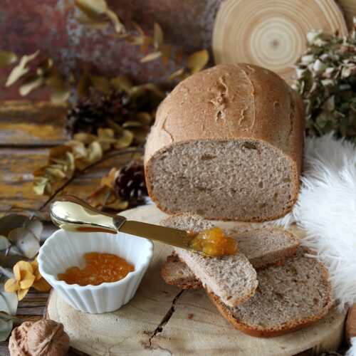 pane al grano saraceno e noci in macchina del pane