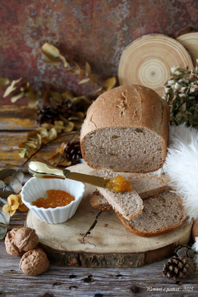 pane al grano saraceno e noci in macchina del pane