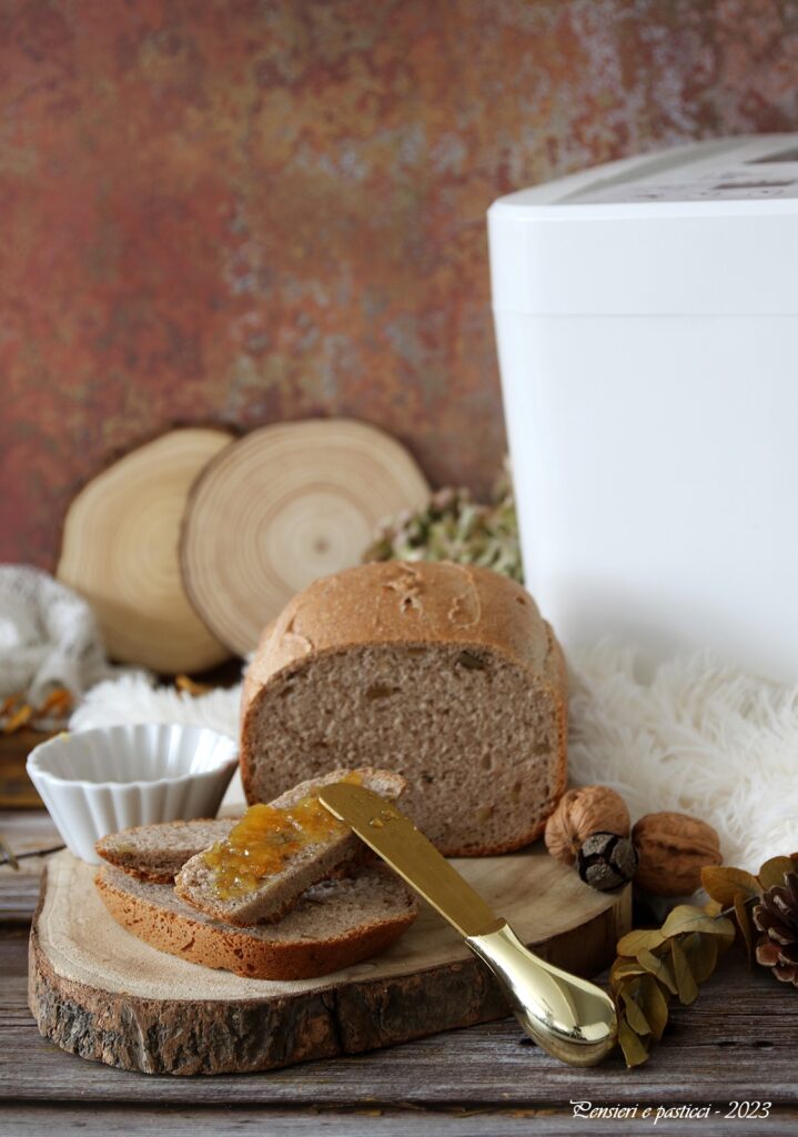 Pane al grano saraceno e noci in macchina del pane