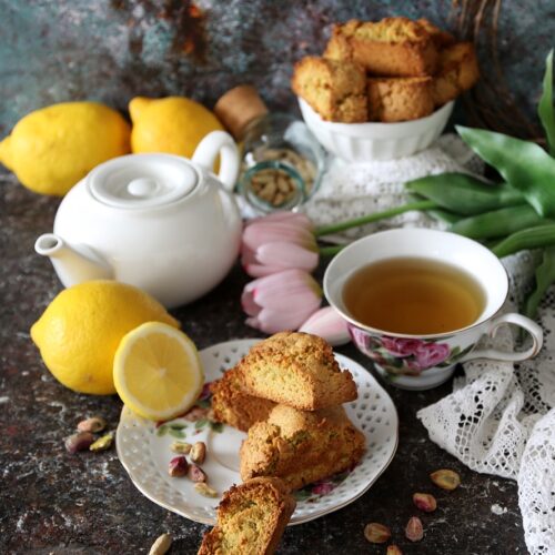 Biscotti al limone con pistacchi e cardamomo