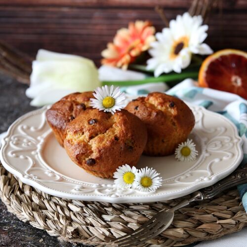 Muffins all'arancia con cannella e gocce di cioccolato