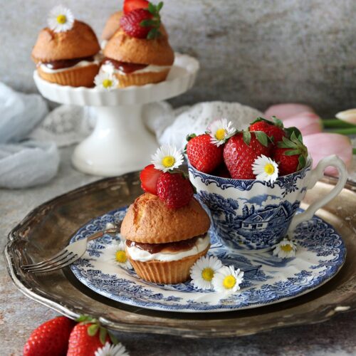 Tortine alla mandorla con fragole crema e Fiordifrutta