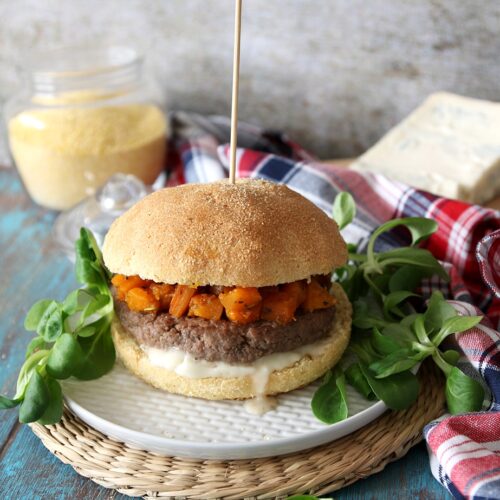 Hamburger di manzo con pane al mais, gorgonzola e zucca al rosmarino