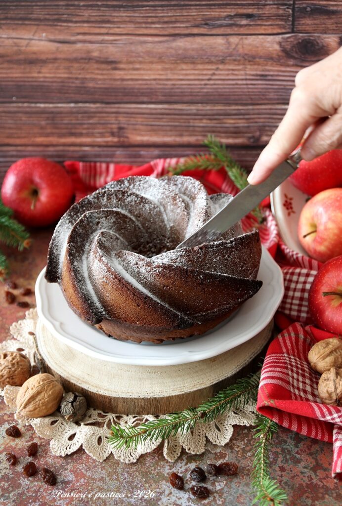 Bundt al succo di mele con noci e spezie